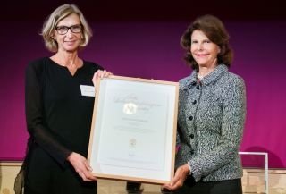 Mia von Knorring receives award from H M Queen Silvia Bernadotte