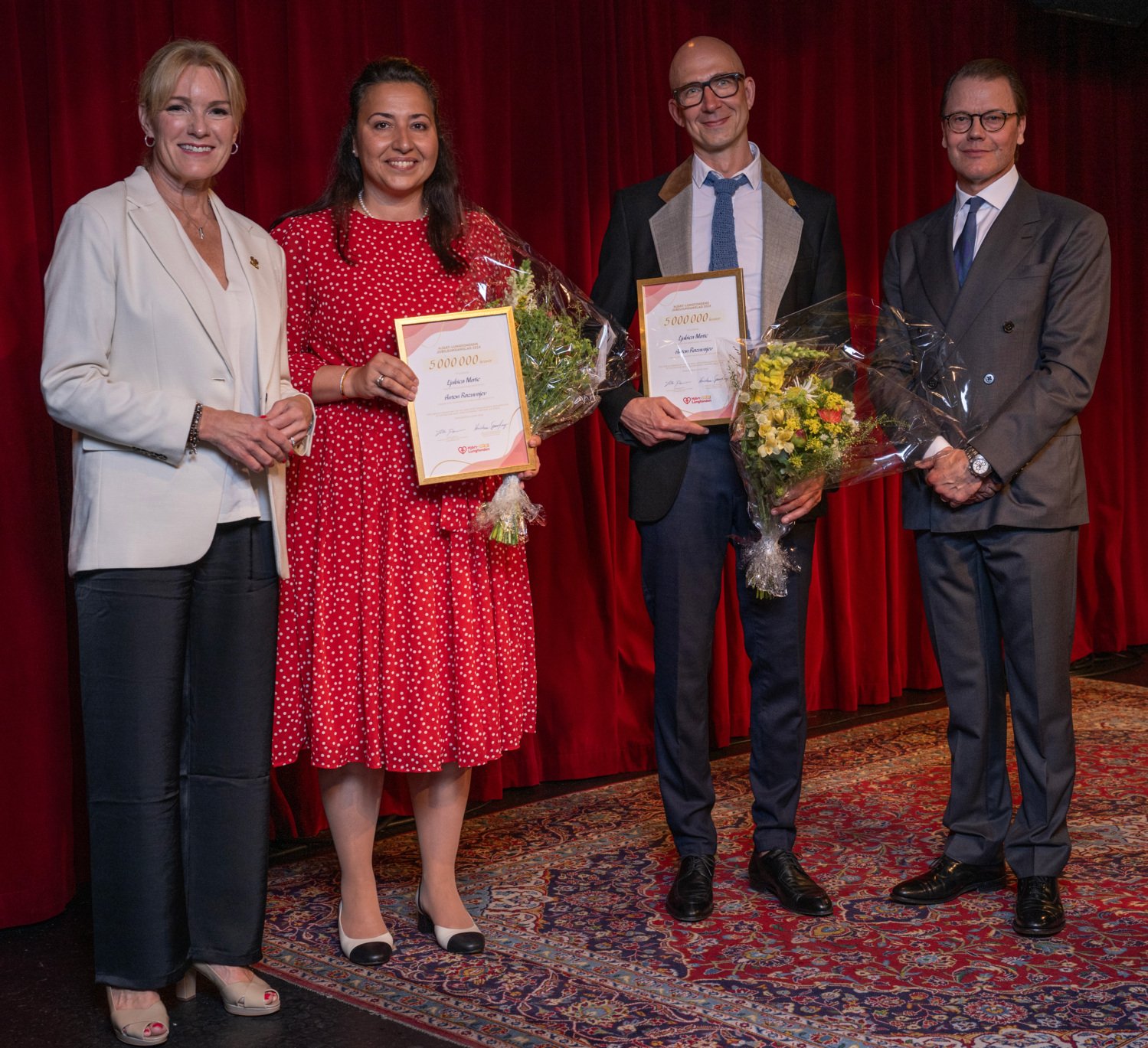 (From left) Kristina Sparreljung, Secretary General of the Swedish Heart-Lung Foundation, with Ljubica Perisic Matic and Anton Razuvajev, both researchers at KI, and Prince Daniel at the presentation of the Jubilee Grant.