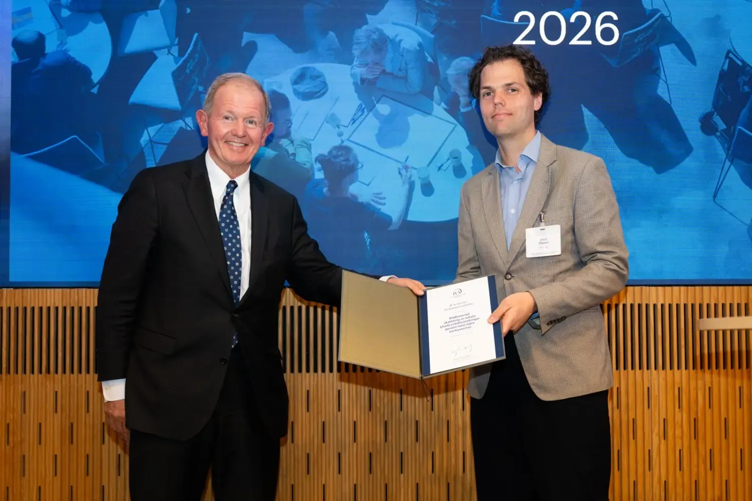 Researcher David Marlevi receives diploma from the chairman of IVA