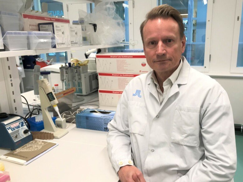 portrait of Matti Sällberg at his desk. Laboratory environment.