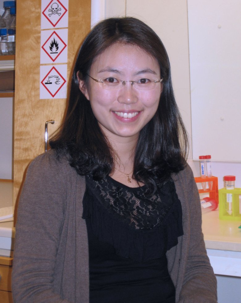 Portrait of Ning in the lab.