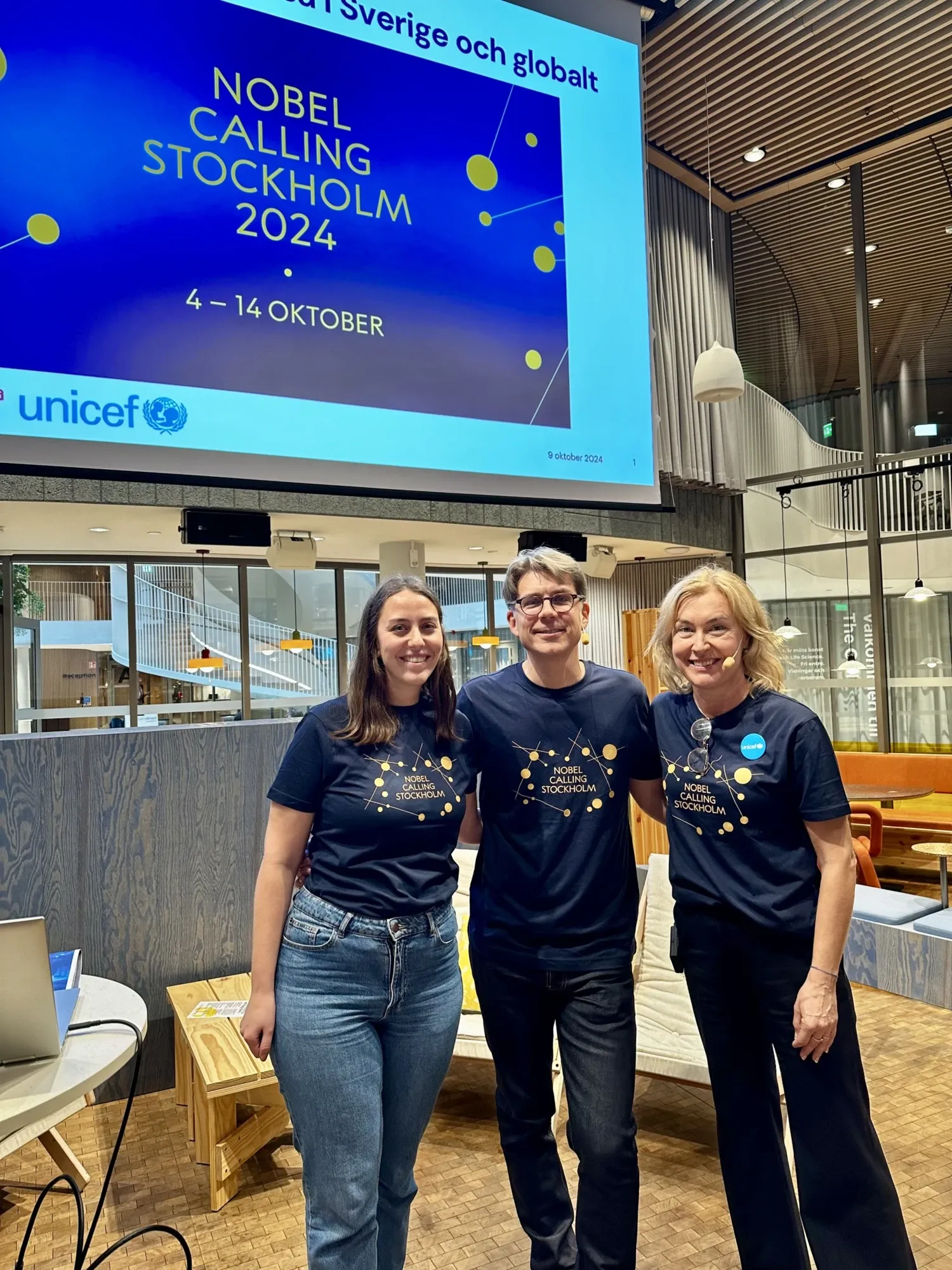 Miriam Mosesson, Tobias Alfvén and Pernilla Baralt in shirts with the text Nobal Calling 2024 on them.