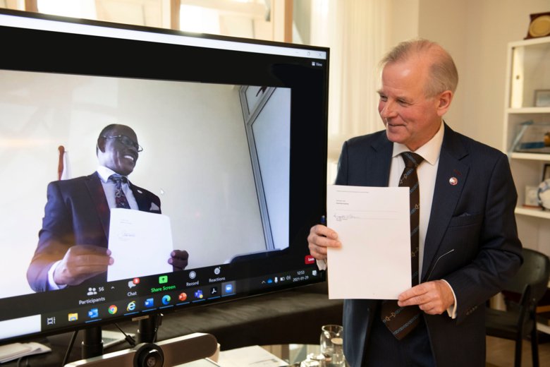 KI’s President Ole Petter Ottersen and Barnabas Nawangwe, Vice Chancellor at Makerere University sign agreement on 29 January 2021.