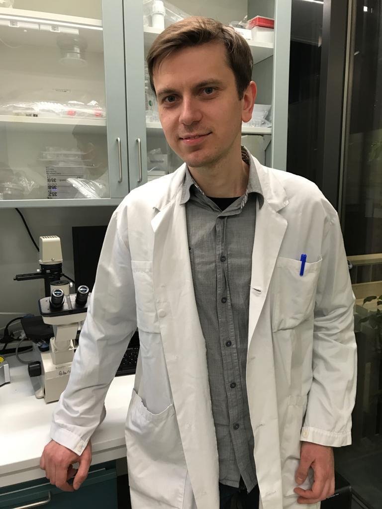 Pawel Kozielewicz in the Gunnar Schulte laboratory in Biomedicum.