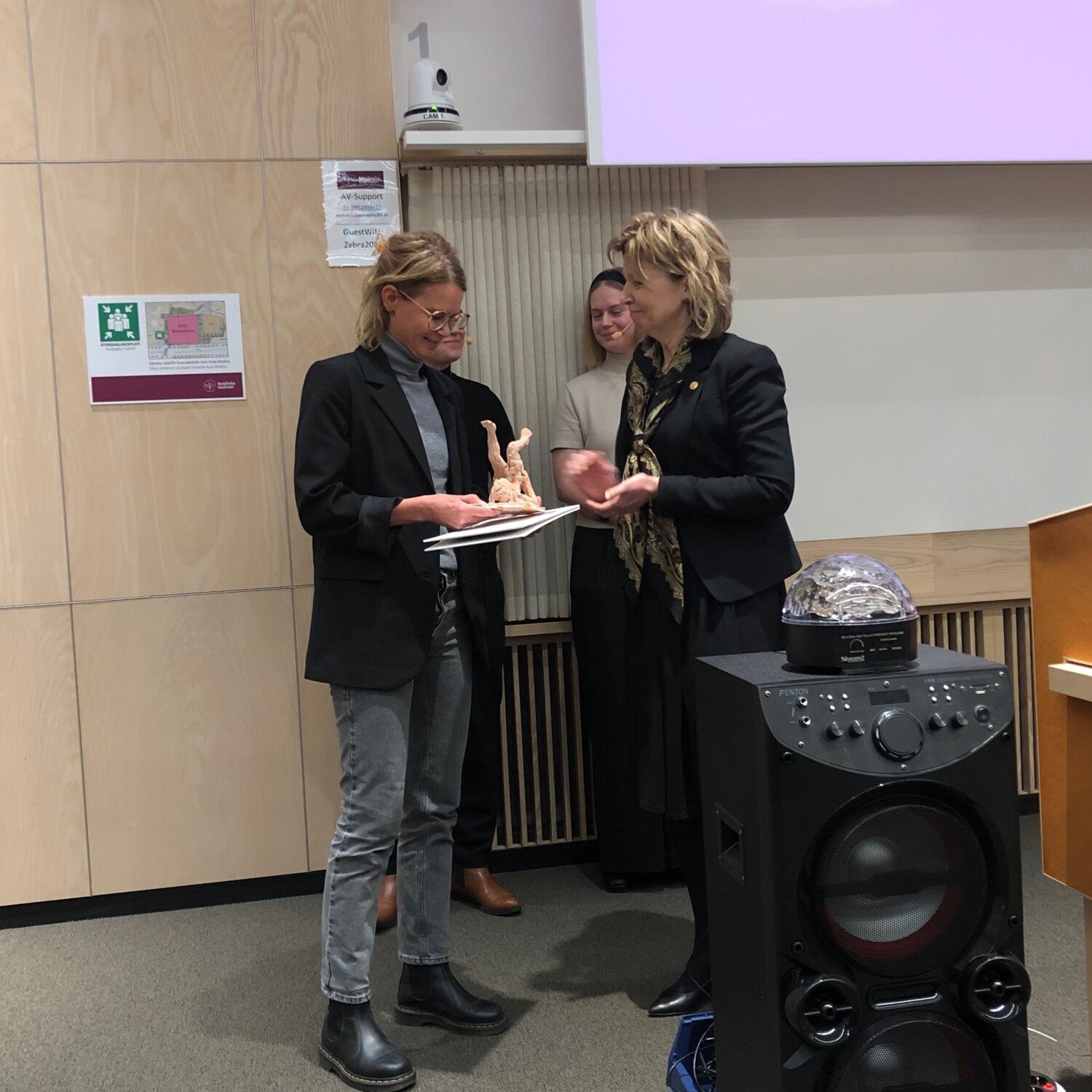 Annika Östman Wernerson presents the award to Anna Nordlander.