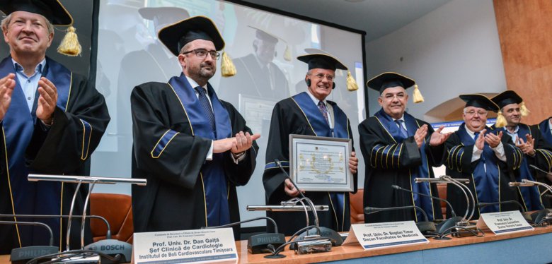The photo shows Professor Francesco Cosentino receiving his award at a ceremony at the university.