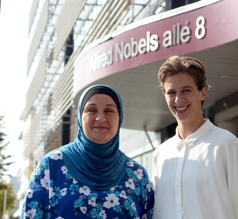 Picture showing Student and doctoral student ombudsperson. From left: Nazira Hammoud Shahwan and Ninna Oom. They look happy and stand in front of the building Alfred Nobels Allé 8.