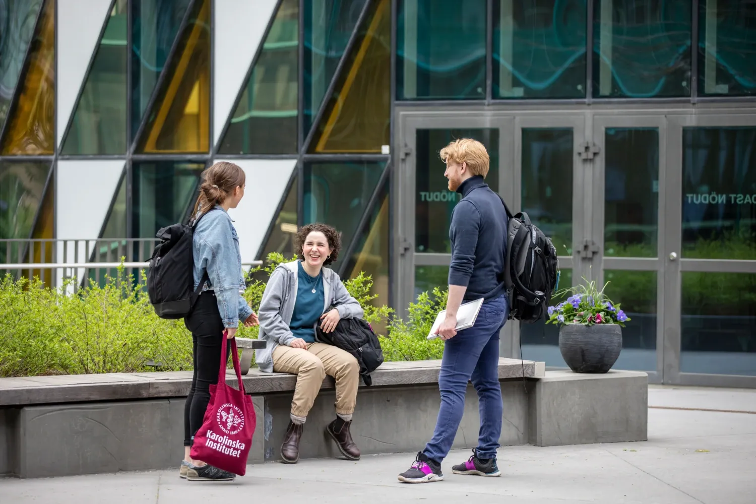 Students outside at campus Solna. || Students outside at campus Solna.