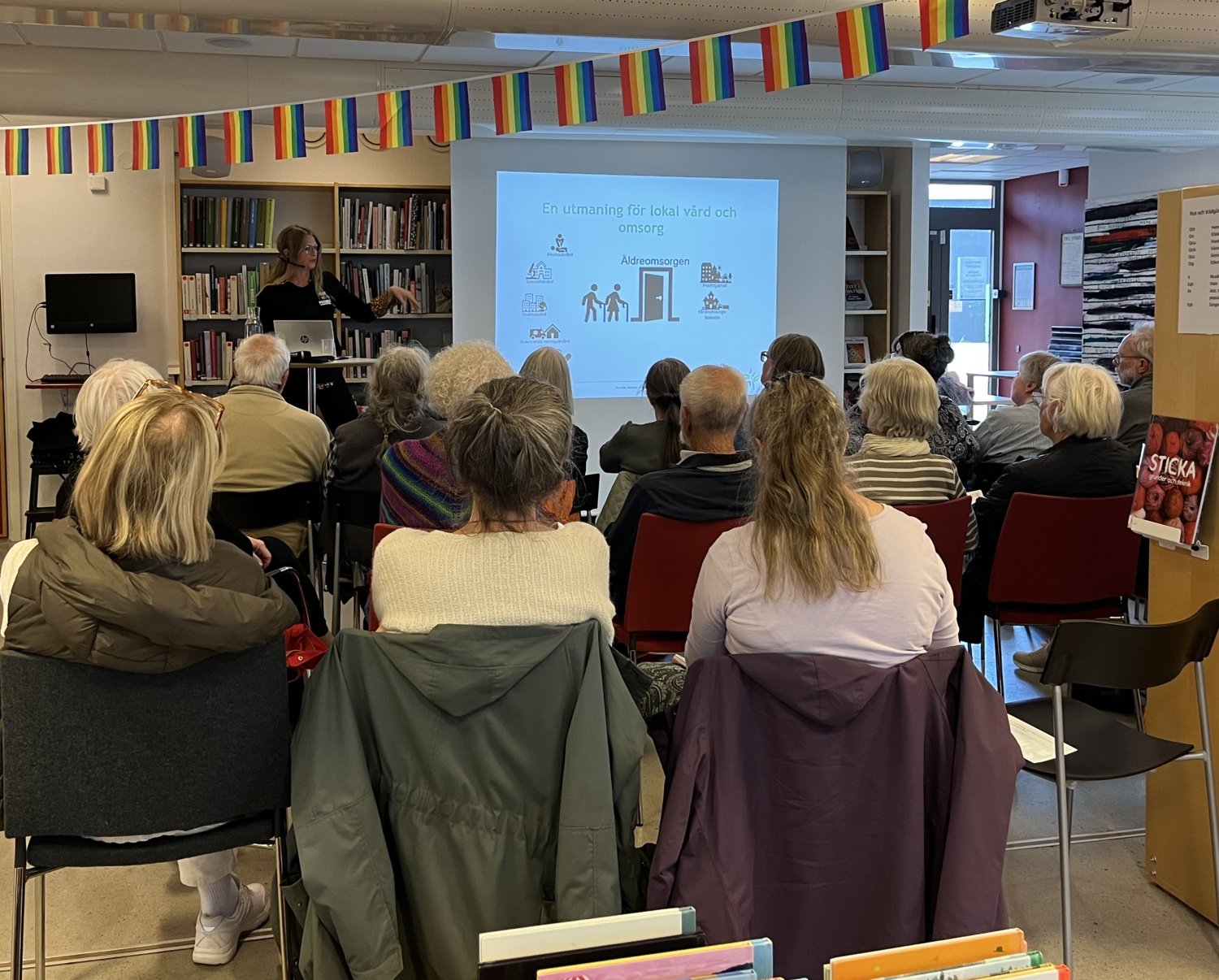 Pernilla Alencar Siljehag shows a picture on the screen and talks about her research.