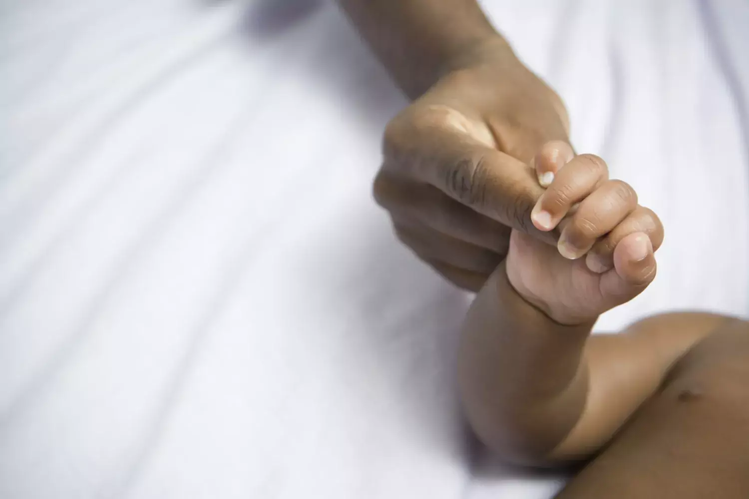Newborn baby holdning hand