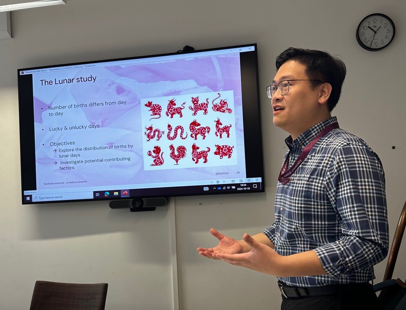 Toàn Nguyen presenting his research.