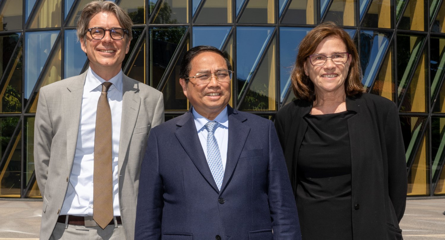 Professor Tobias Alfvén, Vietnam's Prime Minister Pham Minh Chinh and Senior Advisor Mariam Claeson.