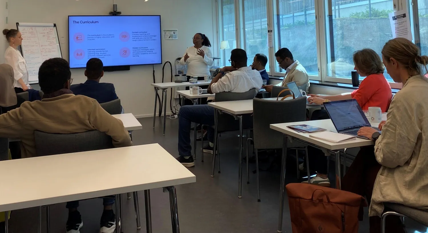 Ten people listening on a lecture in a class room at GPH.