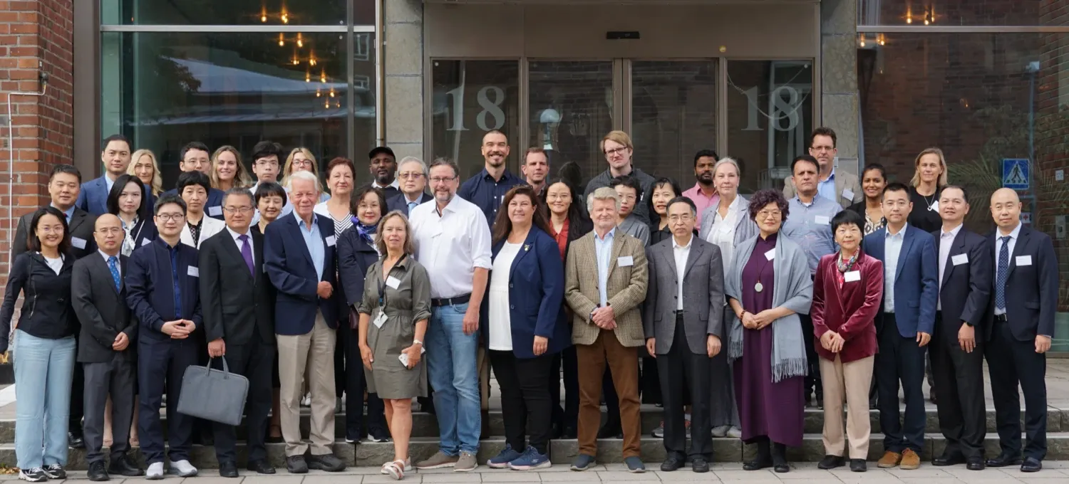 Group picture of the visitors from China and the researchers at KI.