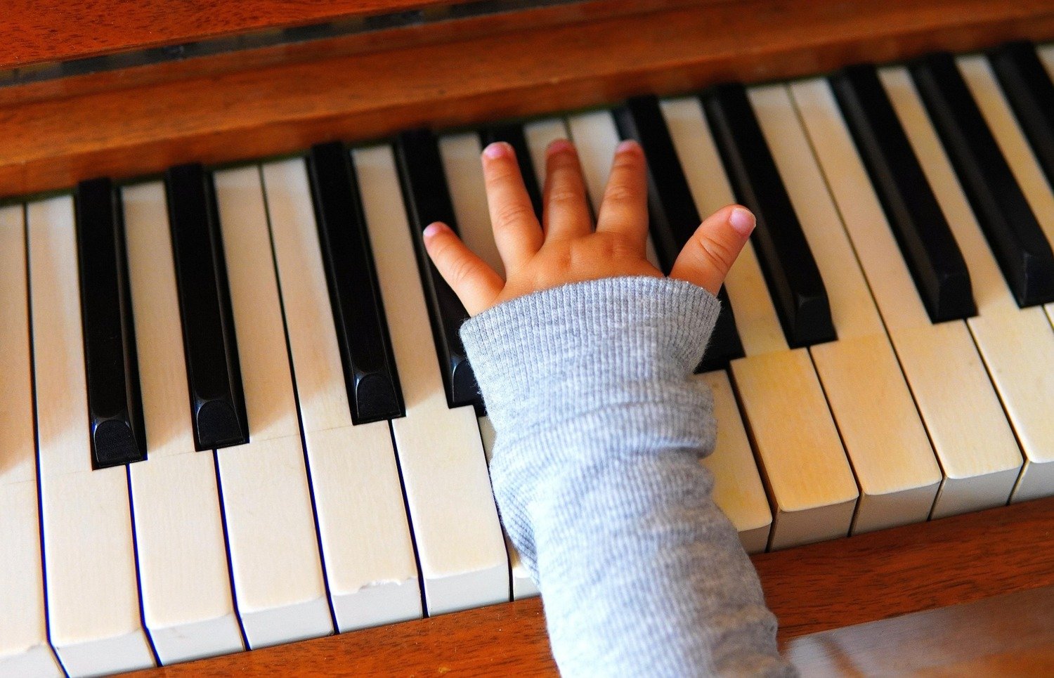 Child hand on piano tangents