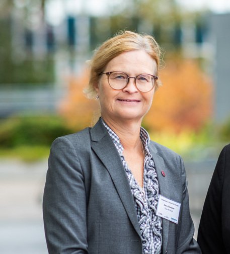 Maria Eriksdotter and Annika Bergquist standing outside on campus Flemingsberg.