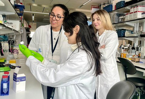 Julia Elmgren, medical student, Sailan Wang, PhD-student, and Isabel Tapia team leader in a lab.