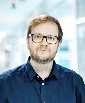 Portrait of Marcus Buggert in a lab.