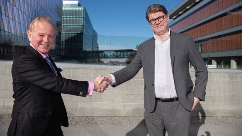 President Ole Petter Ottersen shakes hands with Björn Zoega.
