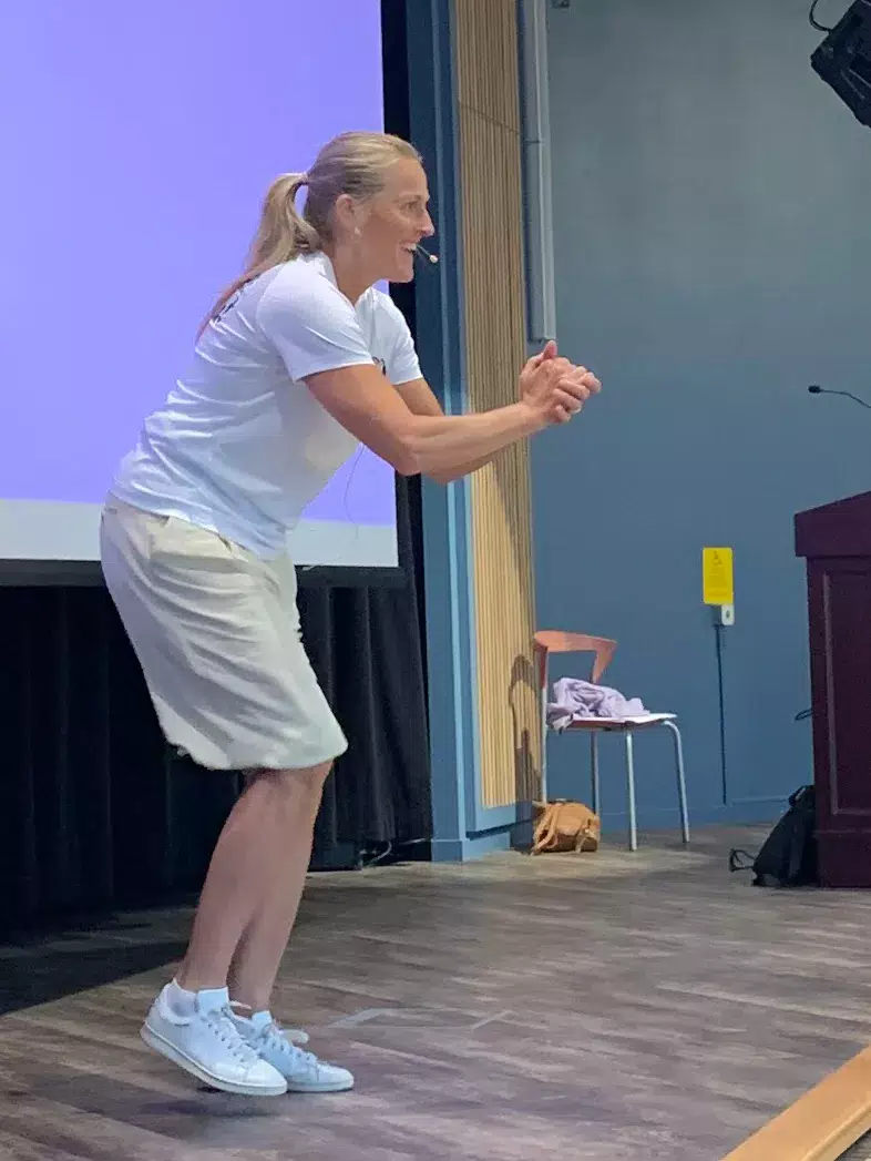 Lina Martinsson at stage showing the movements in a Braining-exercise.