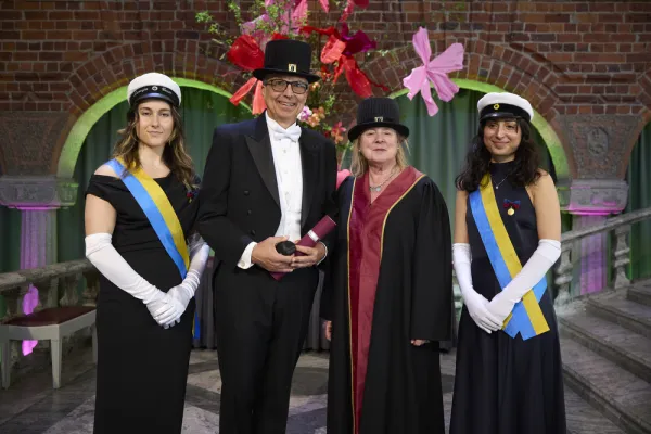 Honorary doctor Charles Perou together with promoter Marie Arsenian Henriksson and student marshals.