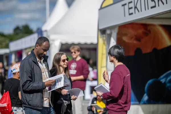 Student ambassador Hoang spoke about KI’s programmes to curious visitors.