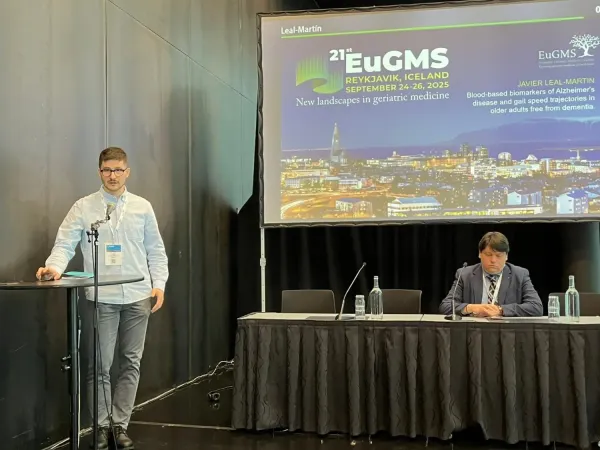 Javier Leal-Martín presenting his research at the congress.