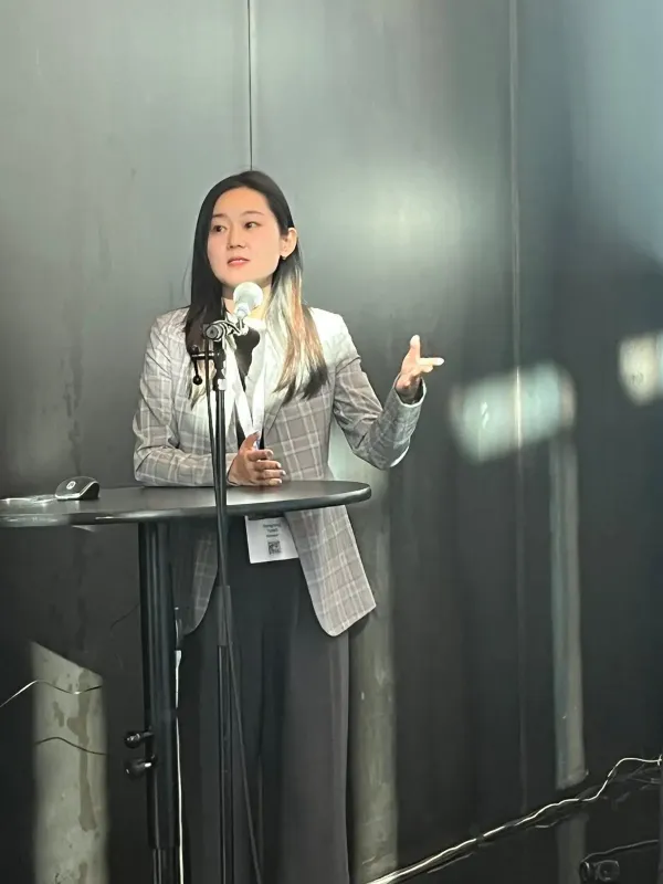 Rongrong Yang presenting her research at the congress.