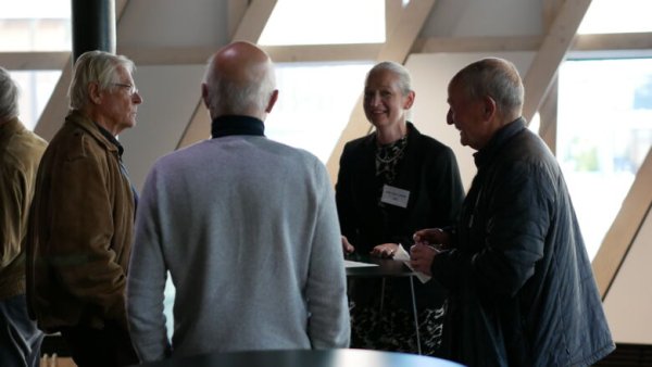 Participants and speaker Anna-Karin Welmer discussing during the break at the SNAC-K participant day 2023