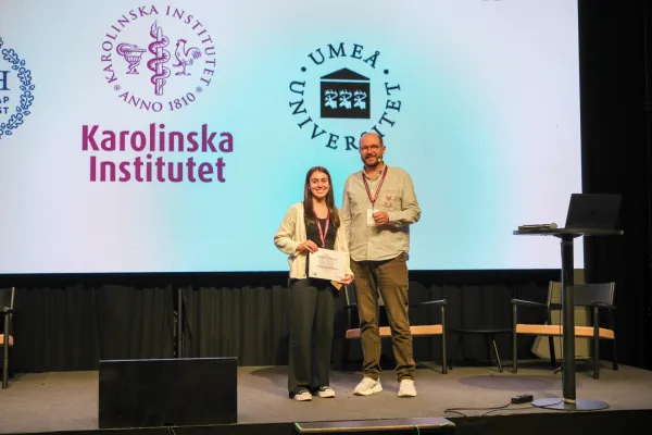 Best Poster Prize Winner Joana Catarino with Jens Hjerling-Leffler, director of StratNeuro