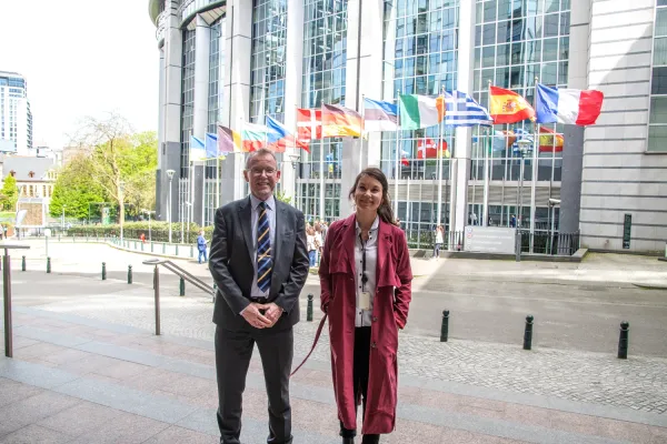 Dan Andrée and Sanna Sjöblom outside the European Parliament.