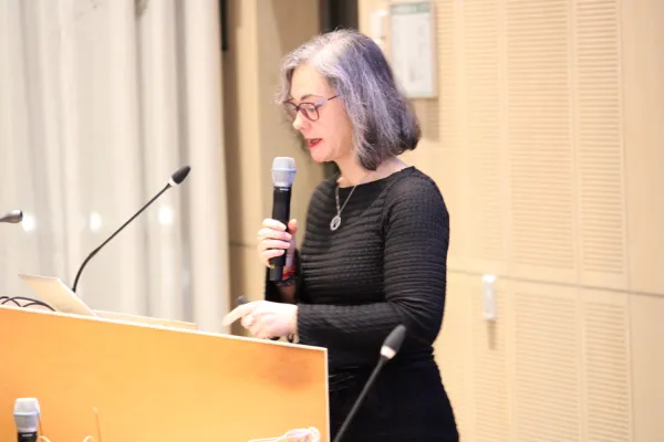 Grégoria making her presentation at the semianr.