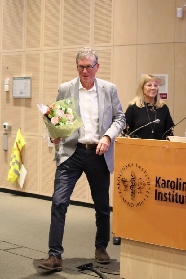 Mats Thorslund receiving flowers at the ceremony.