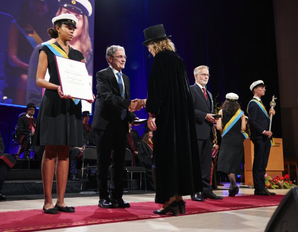 Jan-Inge Henter and Göran K Hansson receive the 2023 Grand Silver Medal.