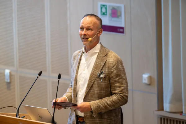 Vice President Martin Bergö at the KIRA seminar in a spacious hall at Biomedicum