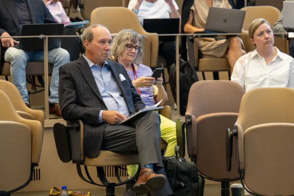 Thomas P. Sakmar at the KIRA seminar in a spacious hall at Biomedicum