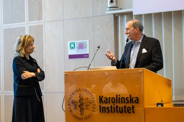 Annika Östman Wernerson and Thomas P. Sakmar at the KIRA seminar in a spacious hall at Biomedicum