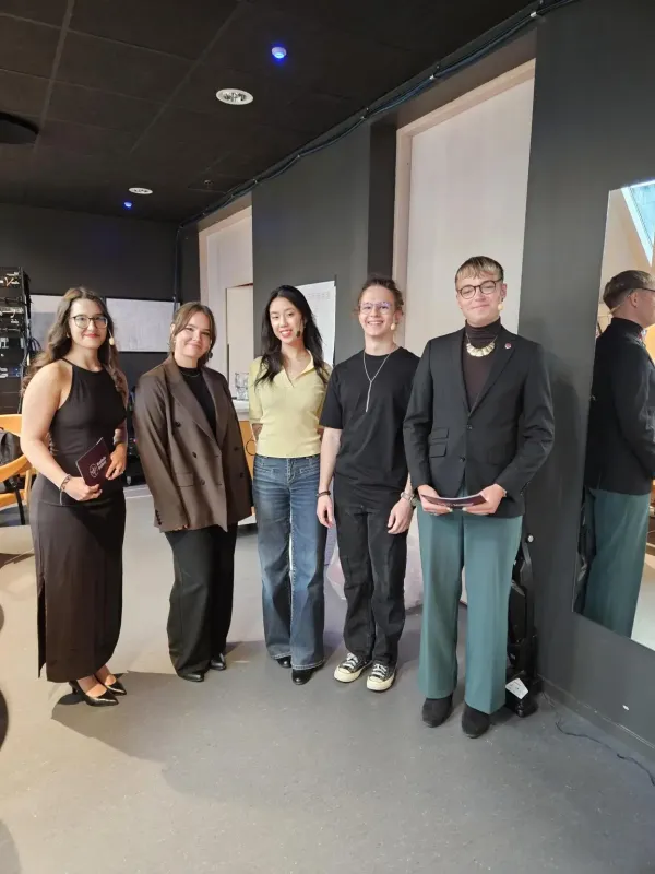 Master of ceremonies Gottfrid Rehnman and Gabriela Kazmierczak together with panel participants behind the stage in the Erling Persson Hall.