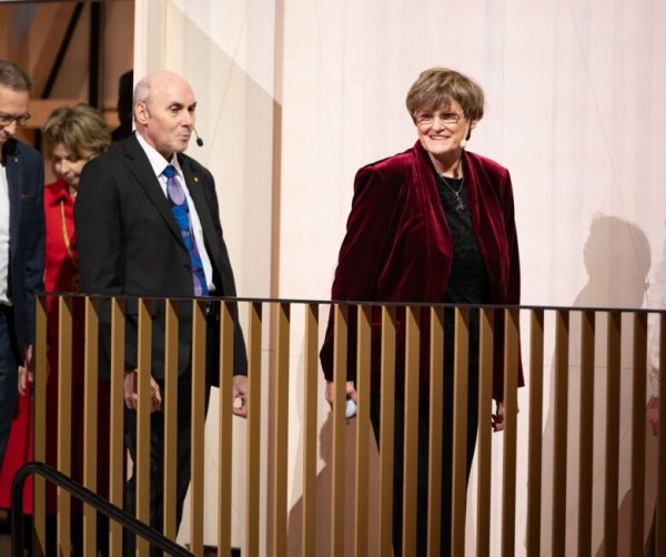 Nobel Laureates Katalin Karikós and Drew Weissman entering the Aula Medica.