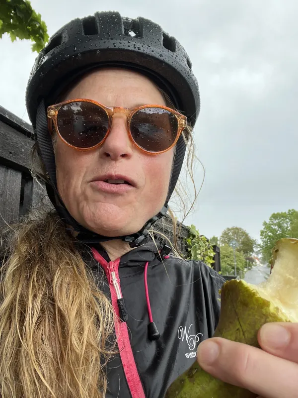 Selfie of Pernilla having a pear.