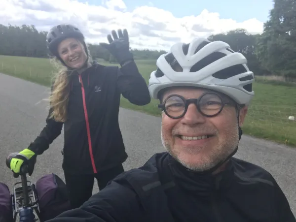 Oskar Jonsson in the foreground and Pernilla Alencar Siljehag waiving in the background.