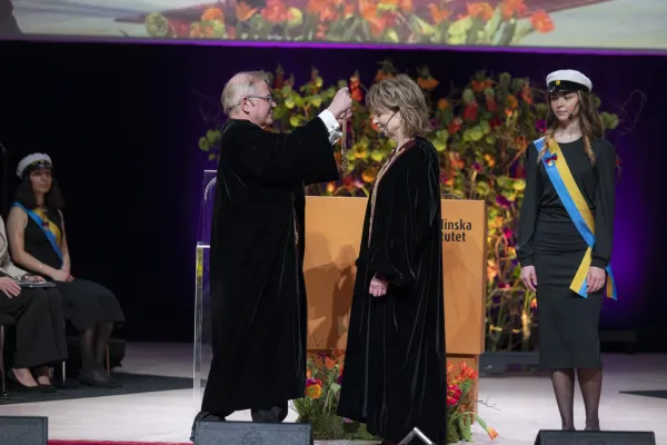 Annika Östman Wernerson receives the president's chain from Ole Petter Ottersen.