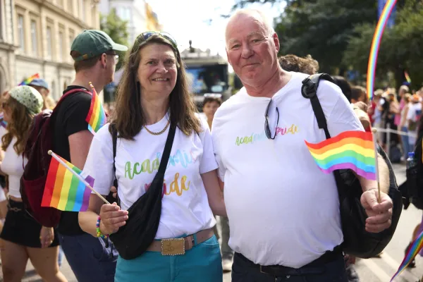 Ewa Ehrenborg and Anders Söderholm are holding rainbow flags and wearing T-shirts with the words ‘academic pride’ printed on them.