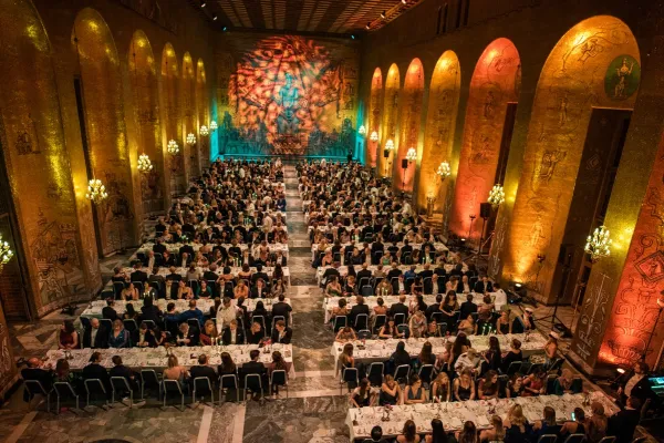 Overview of the Golden Hall during the banquet. The guests sit at the table and await dinner.