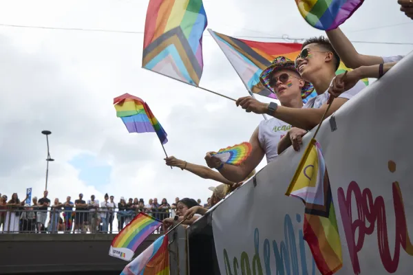 KI students Eetu Havtala and Jan Yang during the Pride parade.