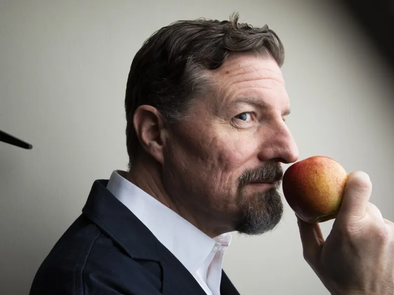 Professor Johan Lundström holding an apple.