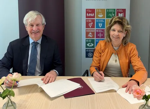 Carl Bennet och Annika Östman Wernersson signing an agreement
