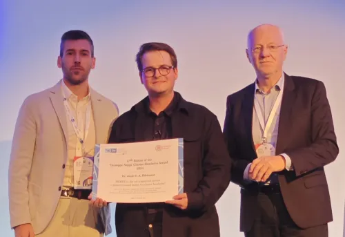 Jakob Edvinsson in between the other two, at the price ceremony in London.