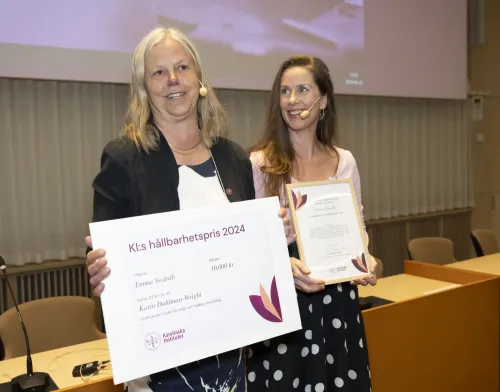 Kerstin Dahlman-Wright presented this year&#039;s sustainability award to Emma Swärdh during KI&#039;s Sustainability Day on May 22.