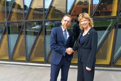 Social Affairs and Public Health Minister Jakob Forssmed with KI President Annika Östman Wernerson outside Aula Medica